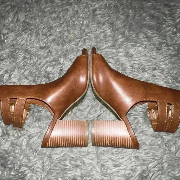 Bamboo Strappy Peep Toe Block Heel Brown Booties, size 6 - Picture 11 of 12